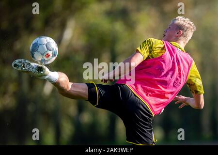 Marbella, Spanien. 08 Jan, 2020. Fußball: Bundesliga, Trainingslager der Borussia Dortmund (bis 12.1.) in Marbella (Spanien). Dortmunder Erling braut Haaland in Aktion. Quelle: David Inderlied/dpa - WICHTIGER HINWEIS: In Übereinstimmung mit den Vorschriften der DFL Deutsche Fußball Liga und der DFB Deutscher Fußball-Bund ist es untersagt, zu verwerten oder im Stadion und/oder aus dem Spiel genommen Fotografien in Form von Bildern und/oder Videos - wie Foto serie genutzt haben./dpa/Alamy leben Nachrichten Stockfoto