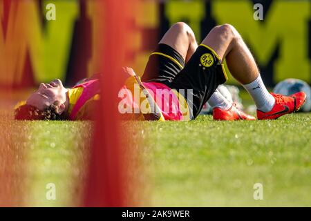 Marbella, Spanien. 08 Jan, 2020. Fußball: Bundesliga, Trainingslager der Borussia Dortmund (bis 12.1.) in Marbella (Spanien). Der Dortmunder Thomas Delaney auf dem Boden liegt erschöpft. Quelle: David Inderlied/dpa - WICHTIGER HINWEIS: In Übereinstimmung mit den Vorschriften der DFL Deutsche Fußball Liga und der DFB Deutscher Fußball-Bund ist es untersagt, zu verwerten oder im Stadion und/oder aus dem Spiel genommen Fotografien in Form von Bildern und/oder Videos - wie Foto serie genutzt haben./dpa/Alamy leben Nachrichten Stockfoto