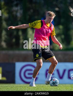 Marbella, Spanien. 08 Jan, 2020. Fußball: Bundesliga, Trainingslager der Borussia Dortmund (bis 12.1.) in Marbella (Spanien). Dortmunder Erling braut Haaland läuft mit dem Ball auf dem Fuß. Quelle: David Inderlied/dpa - WICHTIGER HINWEIS: In Übereinstimmung mit den Vorschriften der DFL Deutsche Fußball Liga und der DFB Deutscher Fußball-Bund ist es untersagt, zu verwerten oder im Stadion und/oder aus dem Spiel genommen Fotografien in Form von Bildern und/oder Videos - wie Foto serie genutzt haben./dpa/Alamy leben Nachrichten Stockfoto