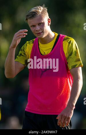 Marbella, Spanien. 08 Jan, 2020. Fußball: Bundesliga, Trainingslager der Borussia Dortmund (bis 12.1.) in Marbella (Spanien). Dortmunder Erling braut Haaland packt den Kopf. Quelle: David Inderlied/dpa - WICHTIGER HINWEIS: In Übereinstimmung mit den Vorschriften der DFL Deutsche Fußball Liga und der DFB Deutscher Fußball-Bund ist es untersagt, zu verwerten oder im Stadion und/oder aus dem Spiel genommen Fotografien in Form von Bildern und/oder Videos - wie Foto serie genutzt haben./dpa/Alamy leben Nachrichten Stockfoto