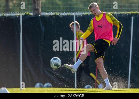 Marbella, Spanien. 08 Jan, 2020. Fußball: Bundesliga, Trainingslager der Borussia Dortmund (bis 12.1.) in Marbella (Spanien). Dortmunder Erling braut Haaland in Aktion. Quelle: David Inderlied/dpa - WICHTIGER HINWEIS: In Übereinstimmung mit den Vorschriften der DFL Deutsche Fußball Liga und der DFB Deutscher Fußball-Bund ist es untersagt, zu verwerten oder im Stadion und/oder aus dem Spiel genommen Fotografien in Form von Bildern und/oder Videos - wie Foto serie genutzt haben./dpa/Alamy leben Nachrichten Stockfoto