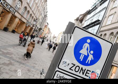 München, Deutschland. 08 Jan, 2020. Ein Verkehrsschild zeigt auf die Fußgängerzone auf der Sendlinger Straße. Seit Dezember 2019, Sendlinger Straße wurde komplett in eine Fußgängerzone umgewandelt. In Zukunft wird es weniger Platz für Autos in der Münchner Innenstadt. Radfahrer und Fußgänger profitieren sollten. Erste Maßnahmen wurden bereits umgesetzt. (Dpa 'Operation am Herzen: München erhält Tipps für die Autofreie Altstadt" vom 08.01.2020) Credit: Tobias Hase/dpa/Alamy leben Nachrichten Stockfoto