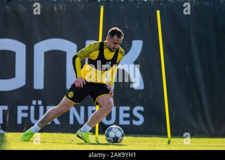 Marbella, Spanien. 08 Jan, 2020. Fußball: Bundesliga, Trainingslager der Borussia Dortmund (bis 12.1.) in Marbella (Spanien). Dortmunder Paco Alcacer in Aktion. Quelle: David Inderlied/dpa - WICHTIGER HINWEIS: In Übereinstimmung mit den Vorschriften der DFL Deutsche Fußball Liga und der DFB Deutscher Fußball-Bund ist es untersagt, zu verwerten oder im Stadion und/oder aus dem Spiel genommen Fotografien in Form von Bildern und/oder Videos - wie Foto serie genutzt haben./dpa/Alamy leben Nachrichten Stockfoto