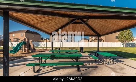 Panorama Picknick Tische unter einem Dach aus Holz in einem Park Stockfoto