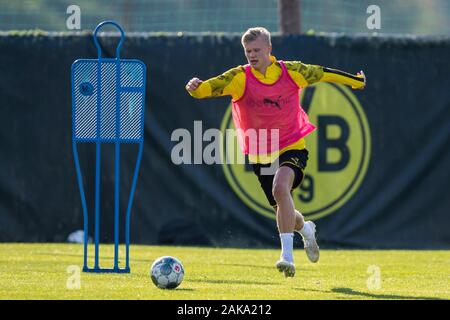 Marbella, Spanien. 08 Jan, 2020. Fußball: Bundesliga, Trainingslager der Borussia Dortmund (bis 12.1.) in Marbella (Spanien). Dortmunder Erling braut Haaland läuft mit dem Ball auf dem Fuß. Quelle: David Inderlied/dpa - WICHTIGER HINWEIS: In Übereinstimmung mit den Vorschriften der DFL Deutsche Fußball Liga und der DFB Deutscher Fußball-Bund ist es untersagt, zu verwerten oder im Stadion und/oder aus dem Spiel genommen Fotografien in Form von Bildern und/oder Videos - wie Foto serie genutzt haben./dpa/Alamy leben Nachrichten Stockfoto