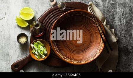Banner der Leere Lehm Gerichte. In der Tabelle Stockfoto