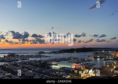 SOZOPOL, Bulgarien - August 9, 2018: Sonnenuntergang Blick auf Hafen und Küstenstraße der Stadt Sozopol, Region Burgas, Bulgarien Stockfoto