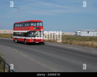 Bristol VR mit ECW Körper, Wilts & Dorset 4413, BFX666 T kreuzt den Causeway nach Portland Port auf einem Shuttleservice treffen Kreuzfahrtschiff Passagiere Stockfoto