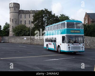 Damory Trainer 5070 GEL 686 V wartet bei Dorchester mit dem Schloss in der backgrund Stockfoto