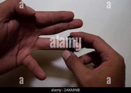 Erwachsenen ist die Hochzeit Ring auf weißem Hintergrund Stockfoto