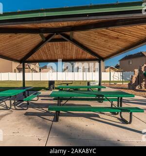 Quadratischen rahmen Picknick Tische unter einem Dach aus Holz in einem Park Stockfoto