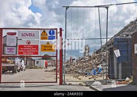 Warn- und Hinweisschilder an Stahltoren am Eingang zum Abbruchgelände.nach Abriss von drei Wohnblöcken mit Sprengstoff. Stockfoto