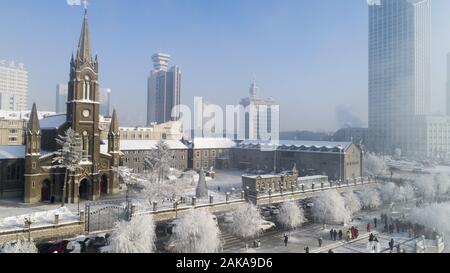 Changchun, Jilin, China. 8 Jan, 2020. Jilin, China - Luftbild am Dez. 27, 2019 zeigt das einzigartige Spektakel von Rime in der Songhua Fluss, der Hauptstadt von Rime, in Jilin, Northeast China's Jilin Provinz Jilin rime als eines der vier Naturwunder Chinas, die einzigartige Landschaft ist durch viele chinesische und ausländische Touristen gelobt worden. Credit: SIPA Asien/ZUMA Draht/Alamy leben Nachrichten Stockfoto