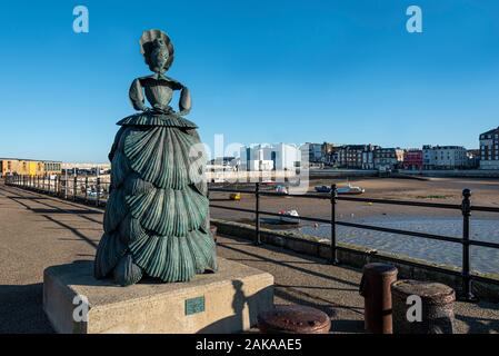 Ann Carrington 2003, Frau stand die Shell Lady von Margate. Bronze für moderne Kunst Skulptur auf der Jetty von Margate Hafen. Stockfoto