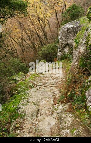 Meteora, Griechenland - Dec 19, 2019: Wanderweg von Meteora, Griechenland Stockfoto