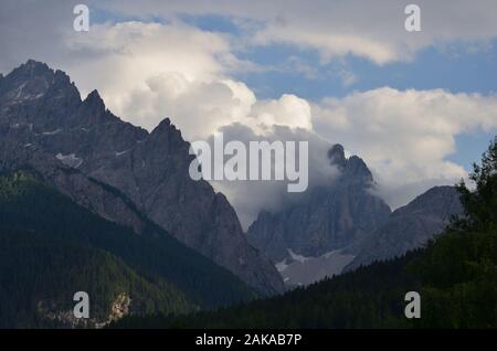 Berge und Gipfel am Eingang zum Fischleintal Stockfoto