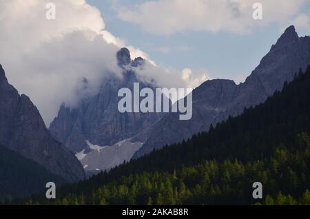 Von der Ortschaft Sexten im Hochpustertal können Sie die exzellente Aussicht auf die Gipfel, die das Fischleintal Surround genießen Stockfoto