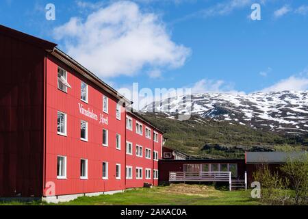 Rote hölzerne Vatnahelsen hotel Mountain Resort auf Flam Bahn Route im Sommer. Vatnahelsen, Aurland, Norwegen, Skandinavien Stockfoto