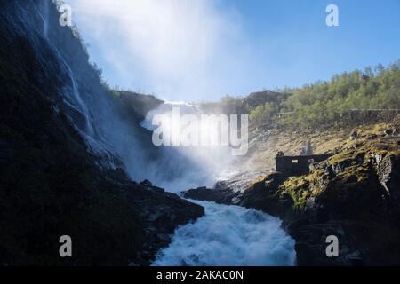 Hintergrundbeleuchtung Spray über Wasserfall Kjosfossen von Flam Bahn gesehen. Aurland, Norwegen, Skandinavien Stockfoto