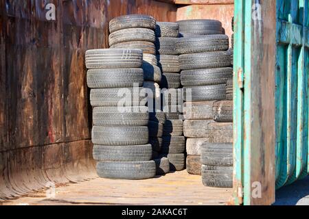 Stapel alter gebrauchter Autoreifen im Recycling-Center Stockfoto