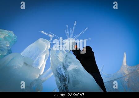 (200108) - HARBIN, Januar 8, 2020 (Xinhua) - ein Kandidat arbeitet auf eine Skulptur während des 9. China Harbin International Ice-Assemblage Meisterschaft an der Harbin Eis andSnow Welt in Harbin, der Hauptstadt der Provinz Heilongjiang im Nordosten Chinas, Jan. 2, 2020. Jeden Winter, Harbin wird eine Reihe von eisskulptur Wettbewerbe. Seit Dez. 7, 2019, Arbeiter gesammelt haben und delievering Eis und Künstler haben auf Skulpturen mit exquisiter Handwerkskunst. Dank dieser "Eis und Schnee dream maker, Harbin hat eine herrliche Landschaft von Eis und Schnee zu Besuchern aus der ganzen Stockfoto