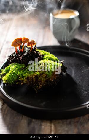 Giftige Pilze. Dekoration aus Pilze Wald Moos. Leckeres Frühstück Kaffee und Essen. Stockfoto