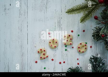 2020 geformte neues Jahr Sugar Cookies auf rustikalen weiß Holz- Hintergrund Stockfoto