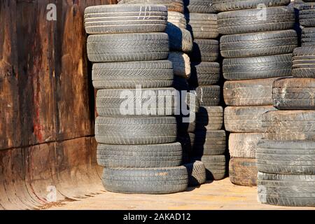 Stapel alter gebrauchter Autoreifen im Recycling-Center Stockfoto