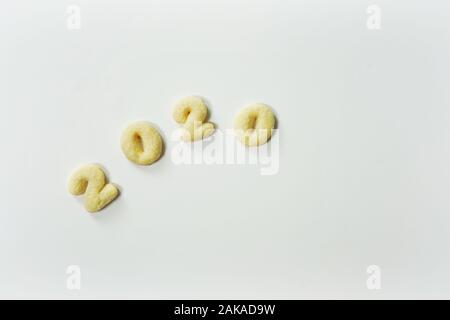 Neues Jahr 2020 Sugar Cookies auf Weiß mit Kopie Raum isoliert Stockfoto