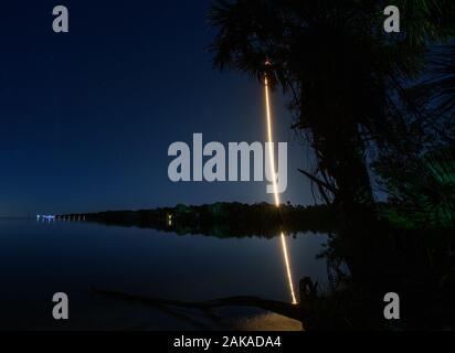 In einer Zeit, - Exposition eine Rakete hebt ab von Cape Canaveral Air Force Station in Florida. Stockfoto