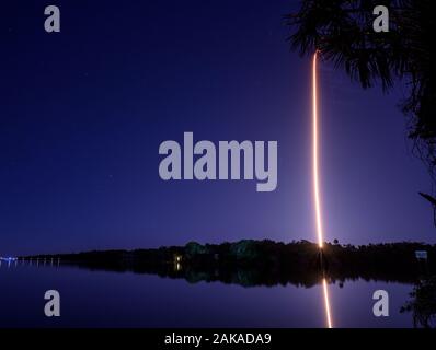 In einer Zeit, - Exposition eine Rakete hebt ab von Cape Canaveral Air Force Station in Florida. Stockfoto