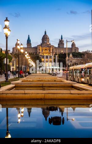 Nationale Kunstmuseum von Katalonien, magischen Brunnen von Montjuïc Palau Nacional, Plaza de España, Barcelona, Španělsko/Palau Nacional, Magische Brunnen o Stockfoto