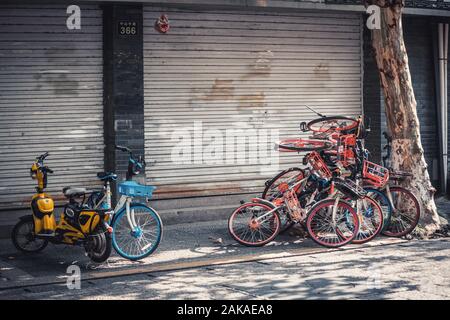Stapel von Elektrofahrrädern auf dem Bürgersteig, Hangzhou Stockfoto