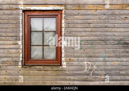 Eine hölzerne Fenster in eine Wand aus Protokolle Stockfoto