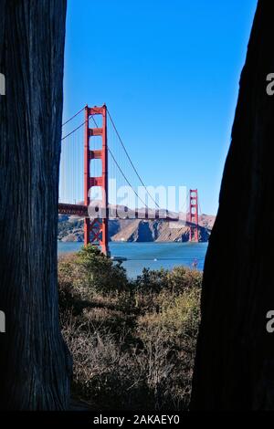 Blick auf die Golden Gate Bridge vom Crissy Field, San Francisco, Kalifornien, USA Stockfoto