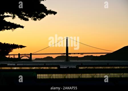 Blick auf die Golden Gate Bridge bei Sonnenuntergang vom Marina District, San Francisco, Kalifornien, USA Stockfoto