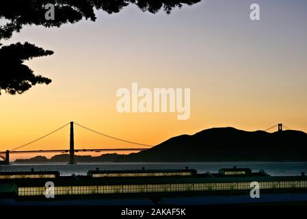 Blick auf die Golden Gate Bridge bei Sonnenuntergang vom Marina District, San Francisco, Kalifornien, USA Stockfoto