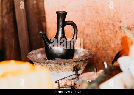Traditionelle Traditionelle äthiopische Kaffeekanne, Zeremonie des Bierbrauens der Kaffee in Äthiopien, Afrika Stockfoto