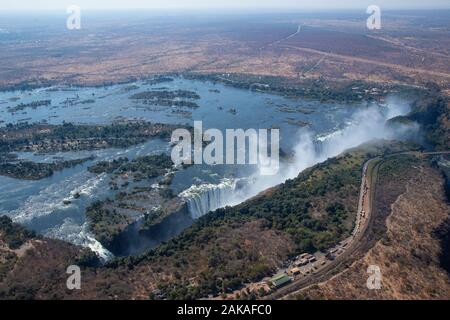 Luftaufnahme von einem Hubschrauber der Victoria Wasserfälle an der Grenze zwischen Sambia und Simbabwe im Südlichen Afrika Stockfoto