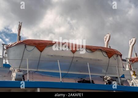 Rettungsboot an passagierschiff Deck installiert. Stockfoto