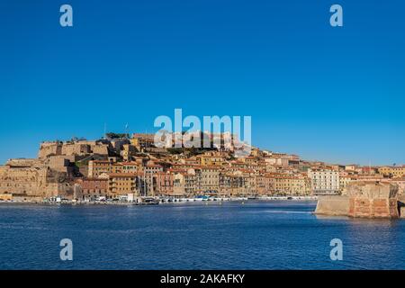 Ein Blick auf Portoferraio, Insel Elba, Elba, Italien. Schönen sonnigen Tag mit klaren Himmel Stockfoto