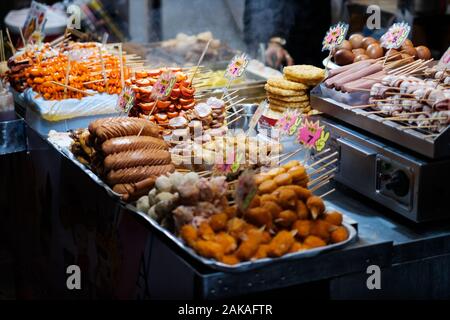 HongKong, China - November, 2019: Chinesische Street Food Markt satnd in Hongkong Stockfoto