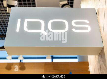 Berlin - DEC 27: IQoS-LOGO vor Dem Tabakladen in Berlin am 27. Dezember. 2019 in Deutschland ist iqos ein Tabakheizungssystem Stockfoto