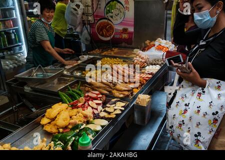 HongKong, China - November, 2019: Chinesische Street Food Markt satnd in Hongkong Stockfoto