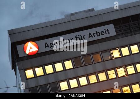 Kassel, Deutschland. 08 Jan, 2020. In zahlreichen Büros der Agentur für Arbeit in Kassel, ist Licht am Morgen. Quelle: Uwe Zucchi/dpa/Alamy leben Nachrichten Stockfoto