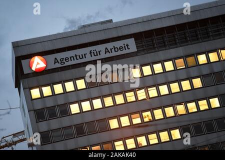 Kassel, Deutschland. 08 Jan, 2020. In zahlreichen Büros der Agentur für Arbeit in Kassel, ist Licht am Morgen. Quelle: Uwe Zucchi/dpa/Alamy leben Nachrichten Stockfoto