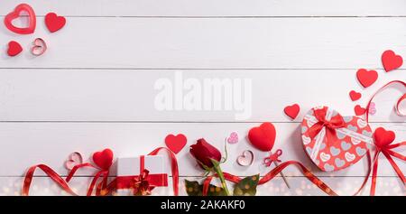 Valentinstag Geschenk. Geschenkboxen und Rose auf weiße Holztisch Stockfoto