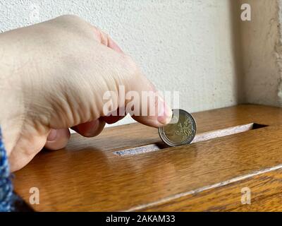 Man Geld spenden nach dem Gottesdienst Stockfoto