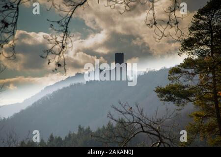 Burgruine Ortenbourg und Blick in die vogesen in frankreich Stockfoto