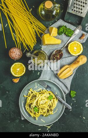 Spaghetti pasta Bucatini mit Pesto und Parmesan. Traditionellen italienischen perciatelli Pasta mit Pesto Genovese Soße in zwei graue Gerichte serviert mit w Stockfoto